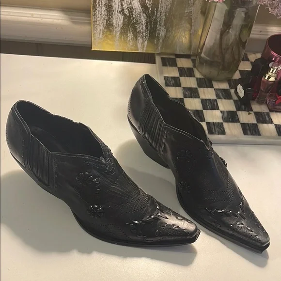 Black Leather Cowboy Boots with Pointed Toe and Decorative Stitching - Picture 5 of 16